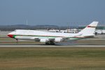 Oman Royal Flight, B747-400, MUC 01.04.2017.jpg