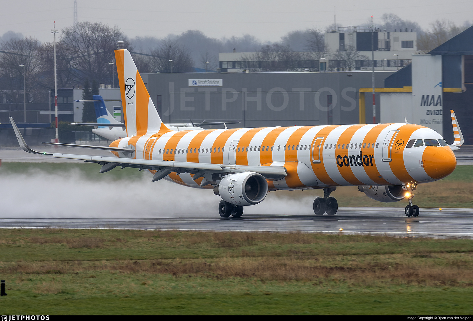 www.jetphotos.com
